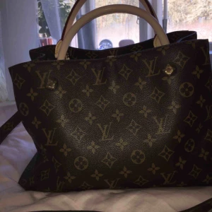 Väska - Höjd: 25 cm Bredd: 40 cm  I fint skick, däremot är den lite sönder på handtagets fäste på sidan. Har lagat det, men en läderverkstad (?) kan garanterat göra det bättre! Köparen står för frakt!