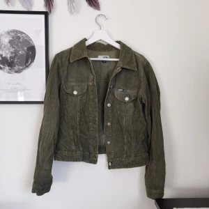 Grön manchesterjacka - Träskgrön tunn manchesterjacka. Långa ärmar men annars som en S-M i storleken.