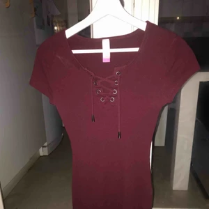  - Vädligt fin klänning köpt i florida, har tyvärr inte på mig den längre. Skriv vid intresse och för fler bilder. Kan mötas upp i stockholm eller frakta (kunden står för frakt)