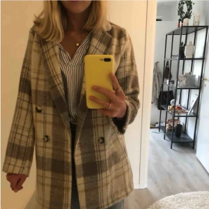  - Jättefin kappa från hm, perfekt nu till våren! Strl 36 i väldigt bra skick, priset kan diskuteras💛
