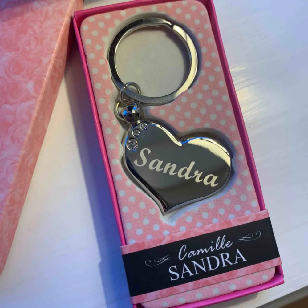 En jätte fin nyckelring med namnet Sandra ingraverat. Frakt tillkommer. Kontakta mig gärna vid frågor🥰. Accessoarer.