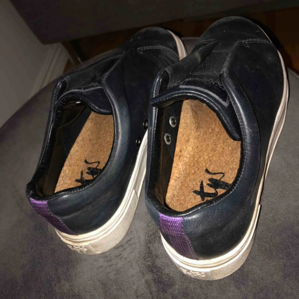 skorna är väl använda men inte slitna, har också haft sula i skon när jag använt dem så som nya på insidan och tar såklart bort smutsen på sidorna vid försäljning! . Skor.