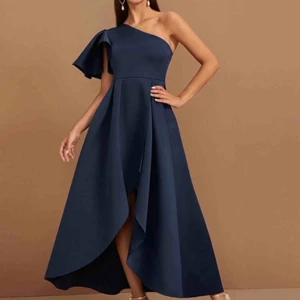  - Säljer denna eleganta maxiklänning!! Den var tänkt till årets bal men var tyvärr för stor i bysten. Har inga egna bilder då den aldrig är använd men den ser ut precis som på bilden. Gratis frakt!! 