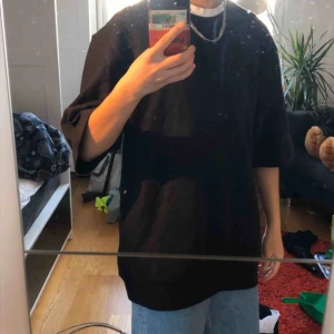  - Schysst svart t-shirt. Lite tjockare material än en vanlig t-shirt. Mycket gott skick!!:) möts upp i sthlm, annars står köparen för frakt