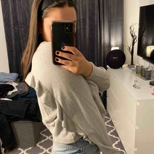  - Snygg tröja från zara som inte kommer till användning längre. Priset går att diskutera, frakt tillkommer.💕💕