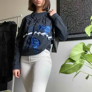 Kenzo ’Tiger’ sweatshirt  Använd Kenzo Paris pullover men i mycket gott skick! 100% bomull  