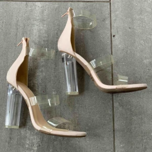  - Säljer mina klackar eftersom de är för små! de har rosa baksida/sula och transparenta band samt klack. Endast använda 1 gång, de är ganska små och smala i storleken!💕 Pris inkl frakt