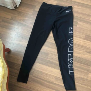  - Helt nya Nike träningstights super sköna men köpte tyvärr fel storlek. 😝