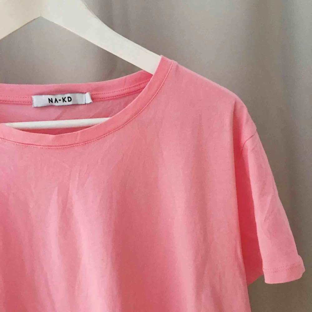 Basic rosa tisha från NAKD. Storlek S, finns att hämta i Stockholm annars betalar köparen för frakt! . T-shirts.