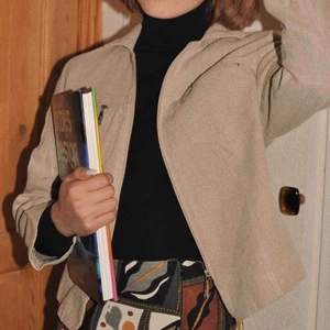  - En 100% linne jacka med dragkedja är inte något man finner varje dag. Denna jacka är i perfekt skick, och tillhör 60-tals ’kostymen’ Frakt 50kr 