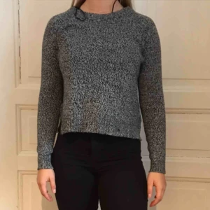  - Grå stickad tröja, väldigt skön. 