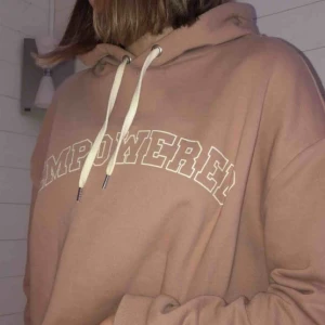  - Croppad hoodie, väldigt skön och endast använd fåtal gånger
