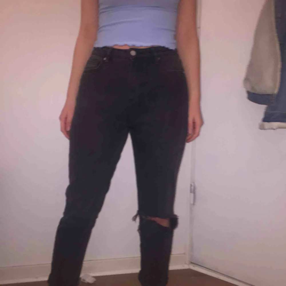 Ljusare svarta populära ripped Na-kd mom jeans, slutsålda överalt och sitter så sjukt snyggt, säljs pgr får inte platts med dom i gaderoben, frakt tilkommer 🥰 frakt 58 kr . Jeans & Byxor.