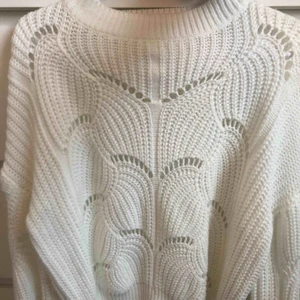  - Vit stickad tröja från Gina Tricot. Köpt i våras för 400kr och är aldrig använd. Frakt ingår inte. 