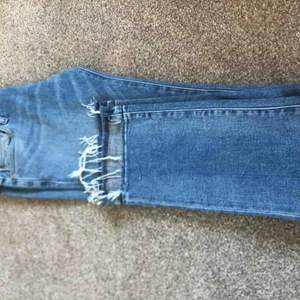 Säljer mina favorit jeans från Replay. Köpta för något år sedan men aldrig använda då jag råkade köpa i fel storlek. Köpta för 1200kr. Frakt ingår inte. 