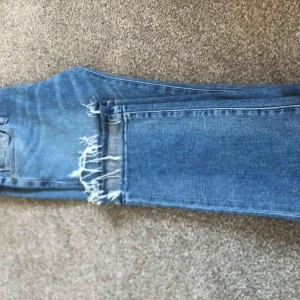  - Säljer mina favorit jeans från Replay. Köpta för något år sedan men aldrig använda då jag råkade köpa i fel storlek. Köpta för 1200kr. Frakt ingår inte. 