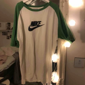  - Säljer denna Niketröja som de står är storlek l men kan knappast vara, skulle säga att den är i storlek s💕