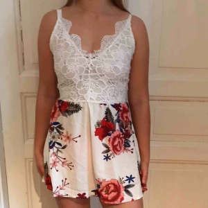  - Jätte fin vit sommarklänning, vit spets upp till. Snyten i bak