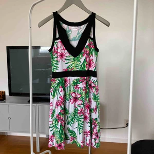 Blommig klänning - Klänning i härligt stretchigt material. Använd ett fåtal gånger.   Köparen står för ev frakt. 