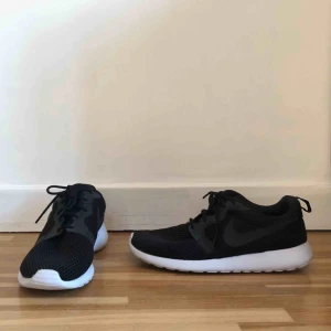  - Nike sneakers som har varit väldigt sparsamt använda. Storlek (US 9, UK 8, EU 42.5) Köparen står för frakten. Kan också hämtas i Stockholm. 