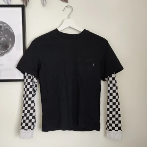 Långärmad tröja från Vans - Långärmad tröja med schackmönster. Egentligen en barntröja men passar en XS-S. Något använd men inga slitningar. Gratis frakt!