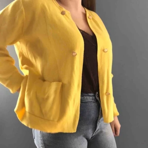  - Gul cardigan från Lindex storlek XXL använt skick, saknar en knapp 