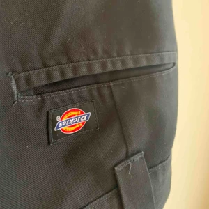  - Klassiska slimfit kostymbyxor ifrån Dickies ❣️ Bra kvalité! Stl 34 i midjan och 30 i längd 🌿   3 små vita färgfläckar fram på byxan, knappt synbara och kan lätt målas över med en svart penna :)