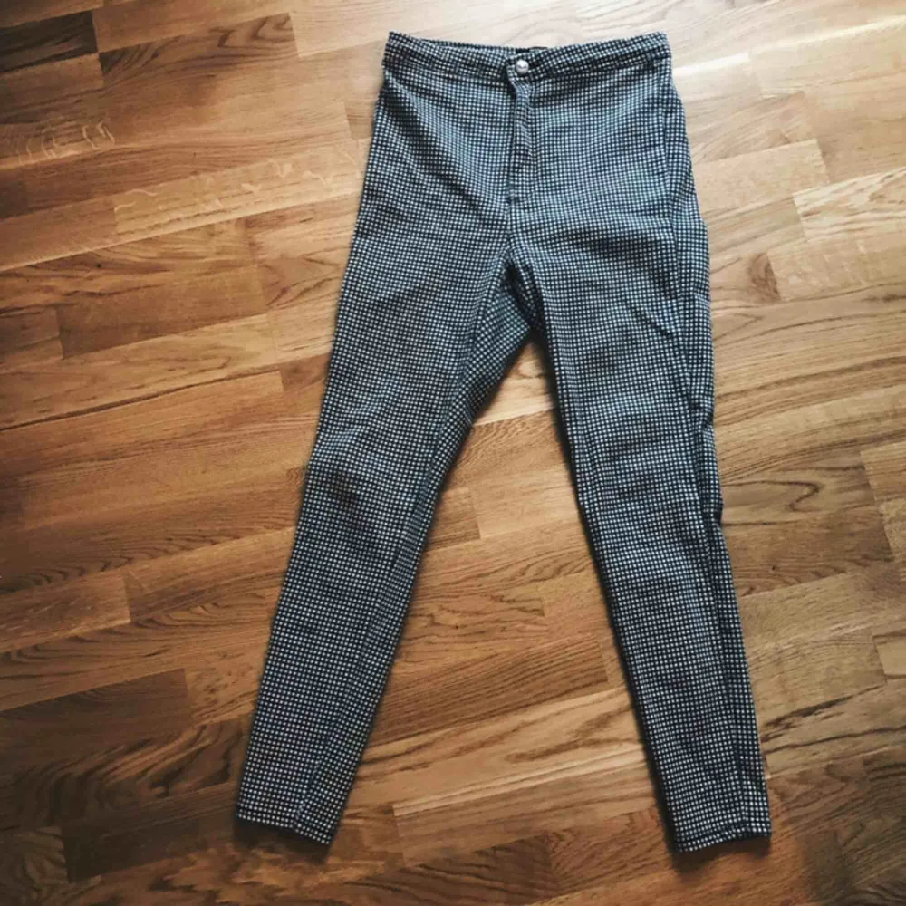 Skitsnygga rutiga stretchbyxor från bershka, använda ett fåtal gånger. . Jeans & Byxor.