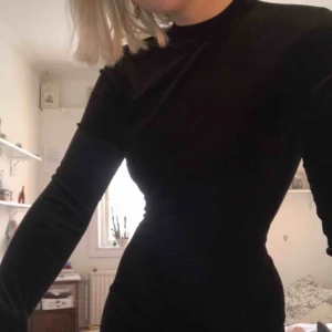  - Jag säljer en sammets-klänning! Perfekt för fest!Köparen står för frakt och betalning sker via swish!🥰