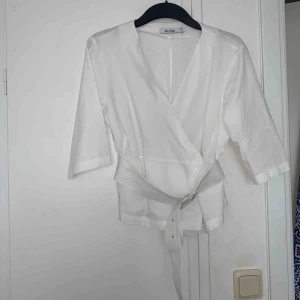  - skitfin topp från nakd! säljer då den är lite för stor för mig, aldrig använd!!  köpare står för frakt