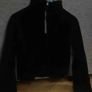  - Mysig fleece tröja. Ganska kort.