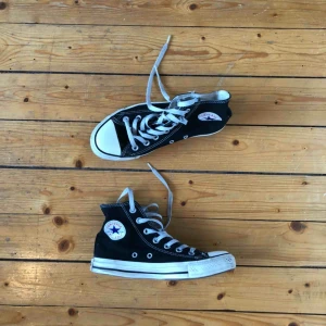 - Svarta converse storlek 36,5. Mycket sparsamt använda pga lite för små för mig.   Köparen betalar frakt, alt upphämtning i Gävle eller Uppsala! 