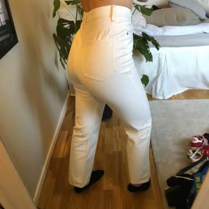  - Raka jeans i modellen row från Weekday, slutsålda. Använda två gånger! Frakt ingår!  Har redan en annons ute med dessa, men här är lite fler bilder 🙏🏼
