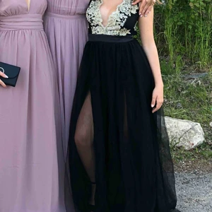  - Säljer nu min balklänning då den inte kommer användas mer. Det är i utmärkt skick och är riktigt snygg. Ryggen kan man knyta hur man vill och axelbanden går att justera😊 hör av er vid intresse👍🏼👍🏼