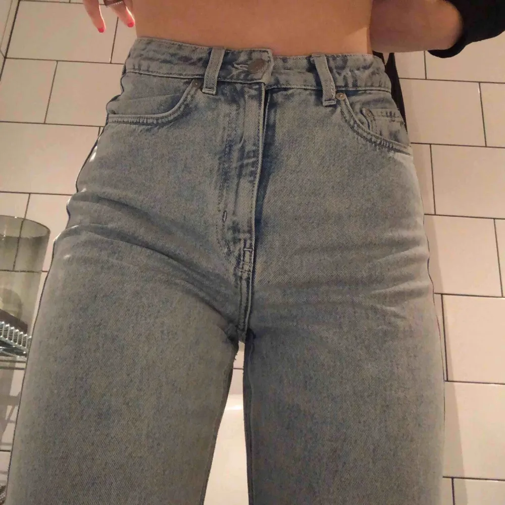 Hej säljer nu mina älskade weekday byxor i modellen ROW. Dom är sjukt snygga och sitter bra på kroppen! Jag är 175  cm lång och dom är i bra längd på mig.💞BUDA. Jeans & Byxor.