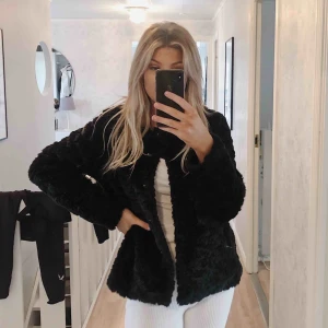  - Svart fuskpäls. Använd några gånger, storlek s