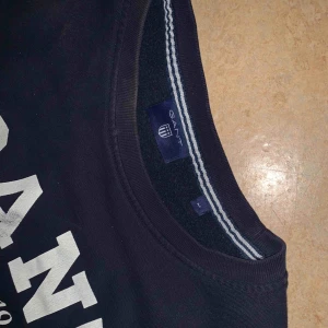  - Äkta gant tröja  (De vita prickarna är från min kamera) alltså inte på plagget.  Går stt få bättre bild om man vill.  Använd fåtal gånger  Köpare står för frakt 