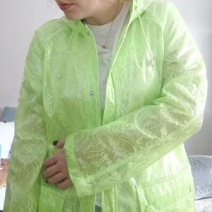 Regnjacka fr topshop stl 40  - Neon-gul/grön regnjacka med spets från Topshop. Storlek 40. Perfekt om man vill lysa upp i regnet. Frakt ca 50kr. Skriv vid frågor eller om du vill ha fler bilder. 