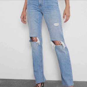 Dessa sjukt populära raka jeans med hål i knäna från Zara, helt slutsålda och kommer inte komma tillbaka. Det är i storlek 36 och passar perfekt på mig som är 170 cm. Det är ganska använda, där av lite slitningar på ena fickan. Buda!💕