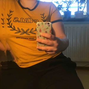  - Senapsgul t-shirt med marinblåa detaljer från underbaraste Monki💛 Kan mötas upp i Sthlm eller skicka (frakt ej inkl)! Kram