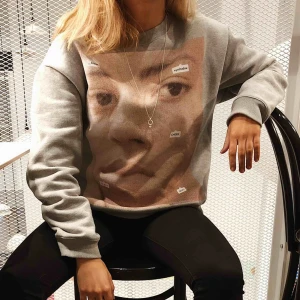  - Sweatshirt med tryck från zara 🙌🏼 helt grå baktill! 