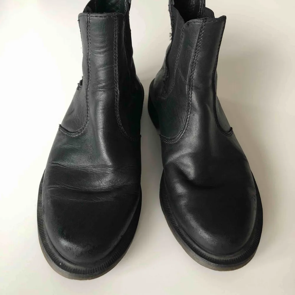 Svarta skor från Dr martens ”Laura Chelsea boot” i storlek 37.   Finns att hämta på söder i Växjö, kan även mötas upp i centrum. Kan skickas och då står köparen för frakt!   Har swish! . Skor.