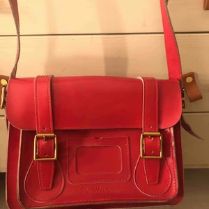  - Väska från Dr. Martens, nypris ca 1600kr. Ett stort fack inuti och ett litet utanpå. Bra skick!