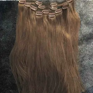 60cm long real human hair extensions. Almost like new. I paid 1200kr. Selling for 700kr. The color is light brown. 