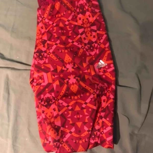  - Ett par tränings byxor från adidas