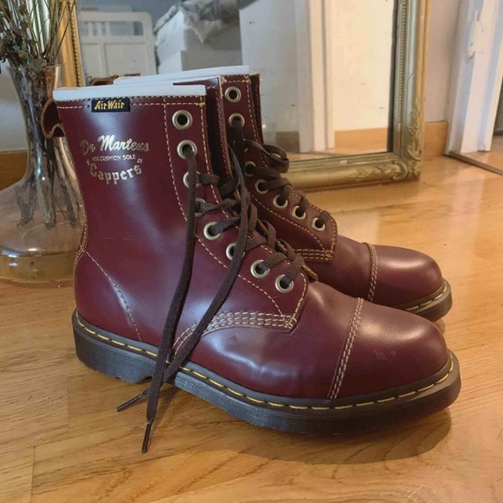 Oanvända Dr martens, modellen heter capper. Strl 42. . Skor.