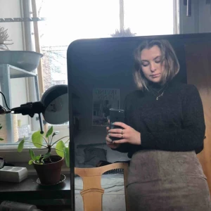 Tunn stickad tröja - Mörkgrå tröja med halvpolo. Kort boxig modell med smala ärmar. Tunn men ganska varm💙 köpt secondhand 