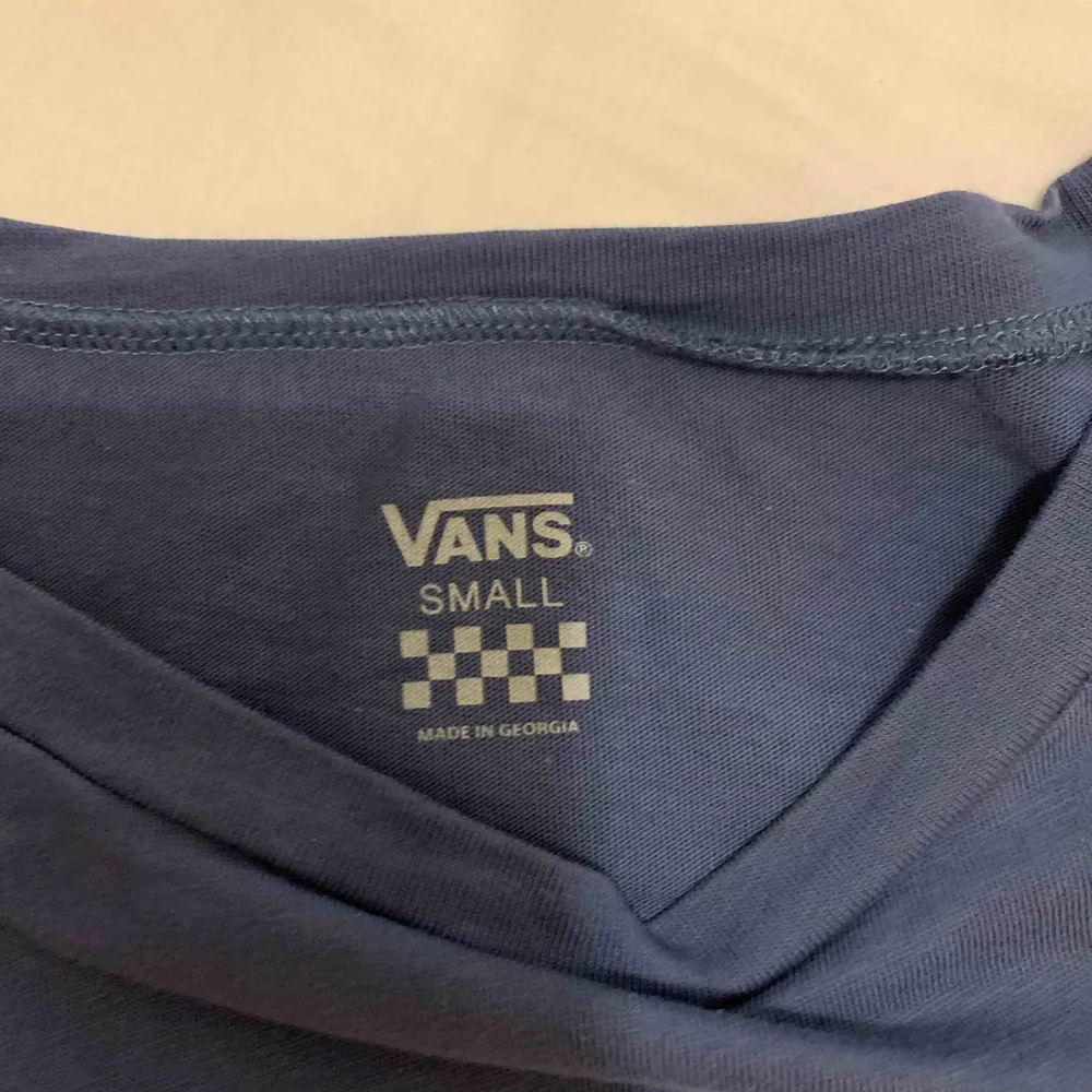 Superfin blå tröja från Vans i storlek S, använd tre gånger💙❤️💕. T-shirts.