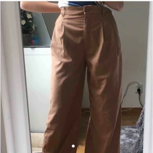 Skitsnygga byxor från monki - Obs! Lånad bild. Snygga byxor från monki som sitter supersnyggt🤗