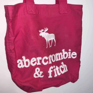  - Rosa väska från Abercrombie and Fitch. Perfekt att ha med till stranden eller liknande. Måttligt använd. Finns dragkedja att stänga med samt mindre fack inuti väskan. Köparen står för frakt, fler bilder kan skickas. 